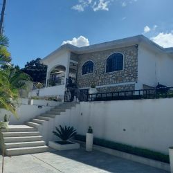 Magnifique maison à vendre à Thomassin, Pétion-Ville, Haïti. 